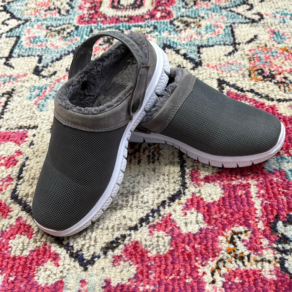 Size 3.5 Big Kid fleece lined slip on clogs, unisex, grey and white, fuzzy, warm
